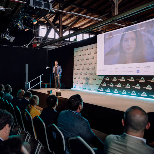 cybersecurity-messe-konferenz-hamburg-masterclass-buehne-vortrag-500x500px_11A6215 cybersecurity-messe-konferenz-hamburg-masterclass-buehne-vortrag-500x500px_11A6215